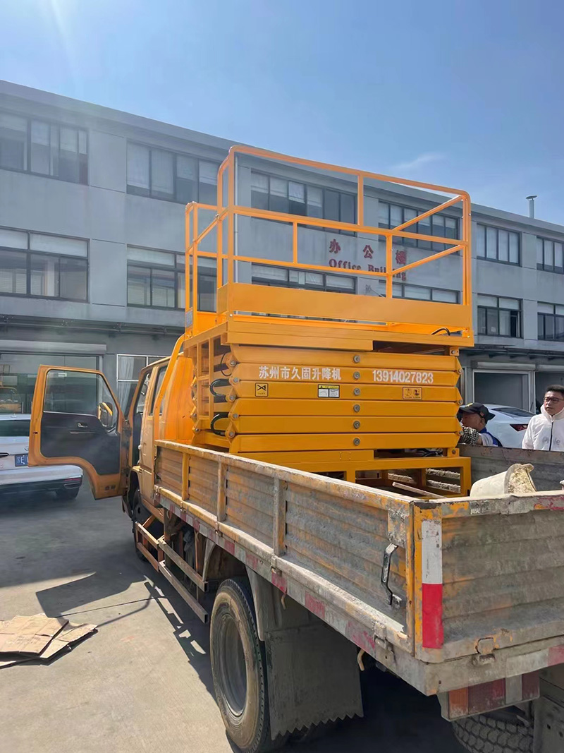Installation of 8-meter customized car mounted scissor fork platform vehicle completed