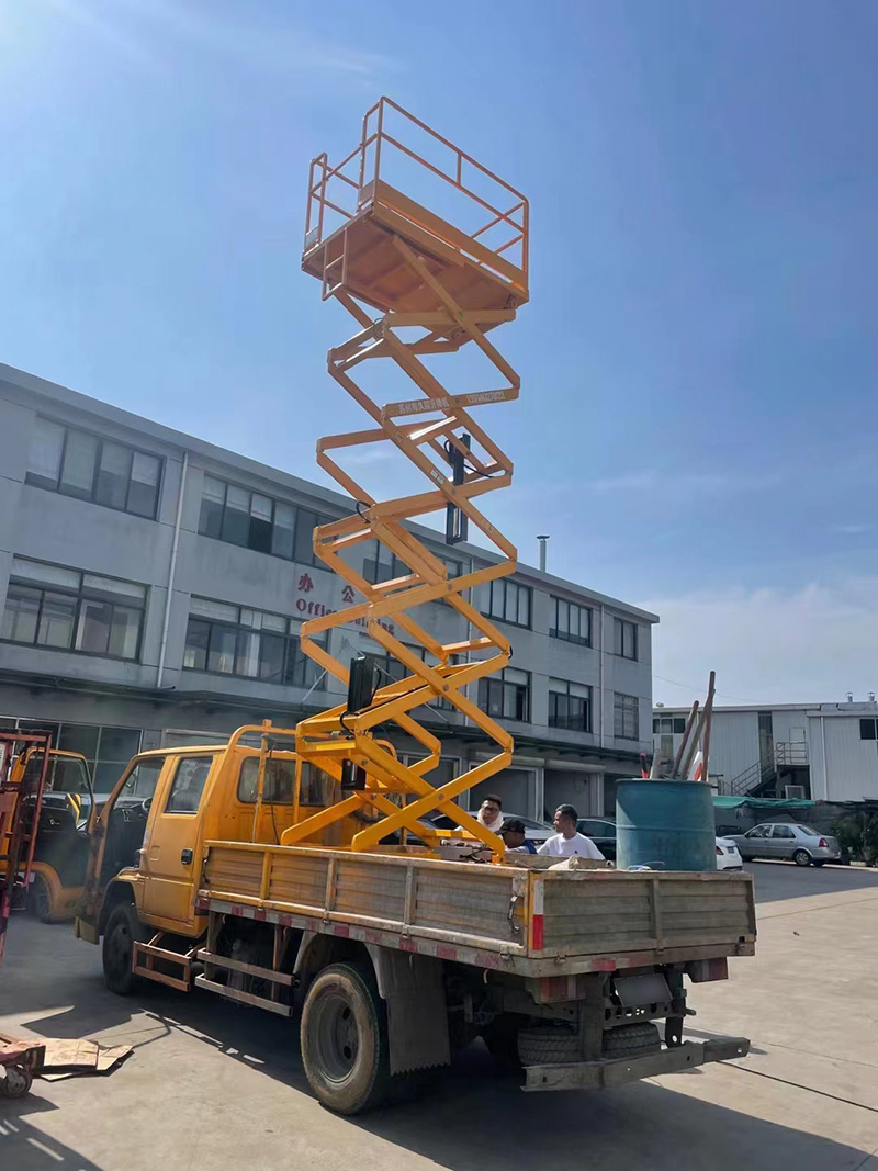 Installation of 8-meter customized car mounted scissor fork platform vehicle completed